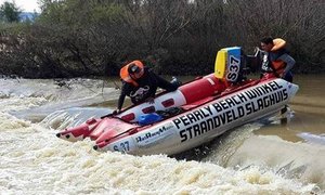 Twee plaaslike jong boere sit skouer aan die wiel